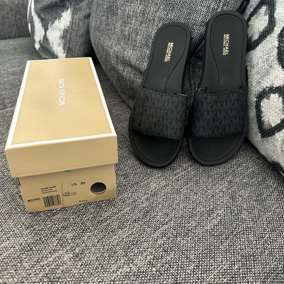 Michael Kors Wade slides size 8 - Picture 1 of 4
